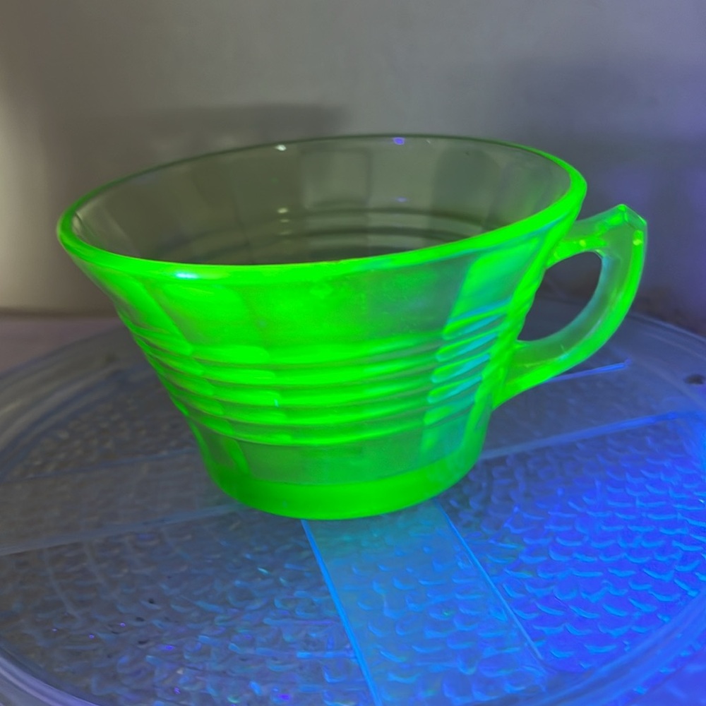 Vintage Anchor Hocking Uranium Glass Circle Cup – Depression Glass UV Glow Green
